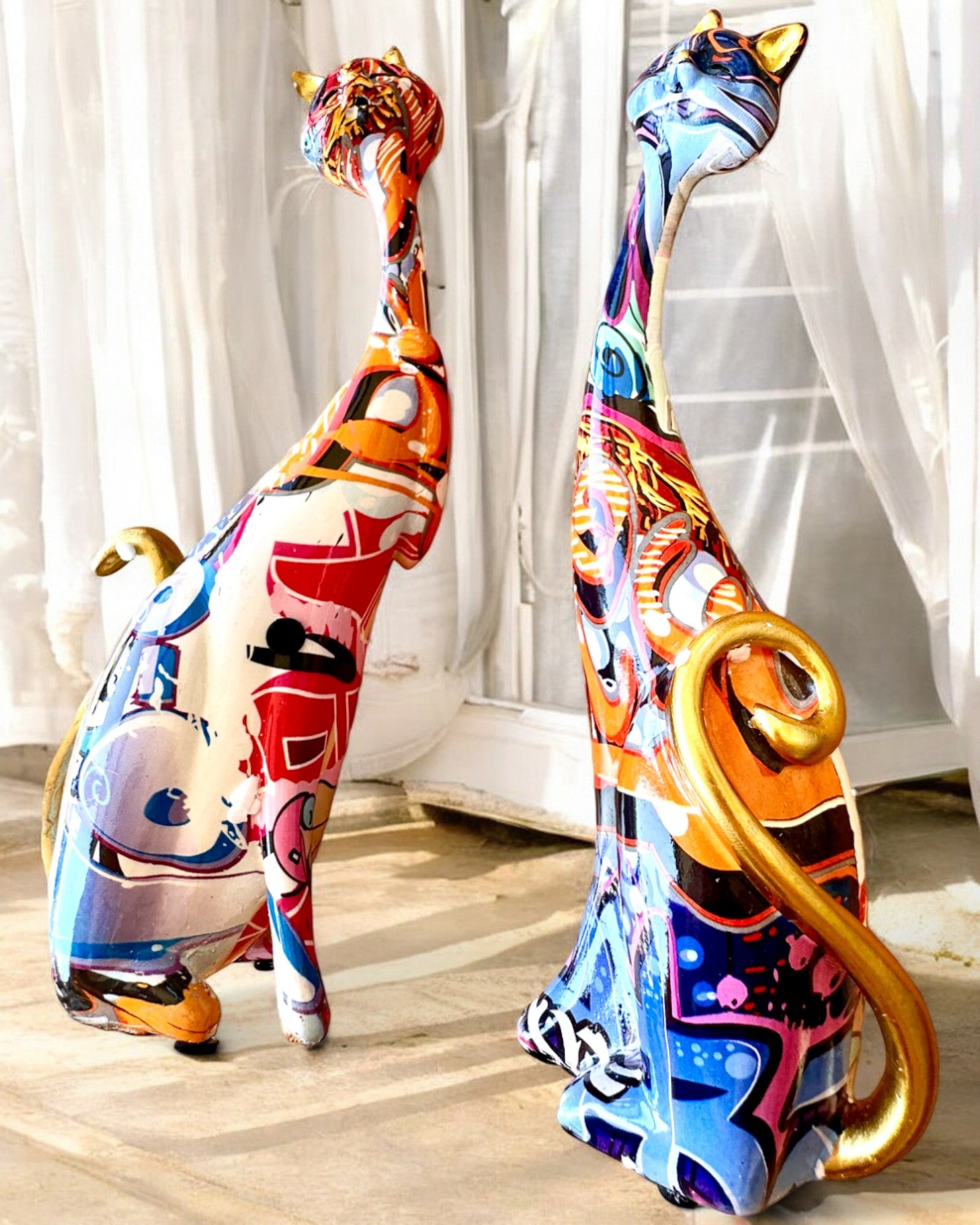 Abstraktní kočičí figurky "ArtCats", ručně malované, pryskyřice – 25 cm, 2 ks.