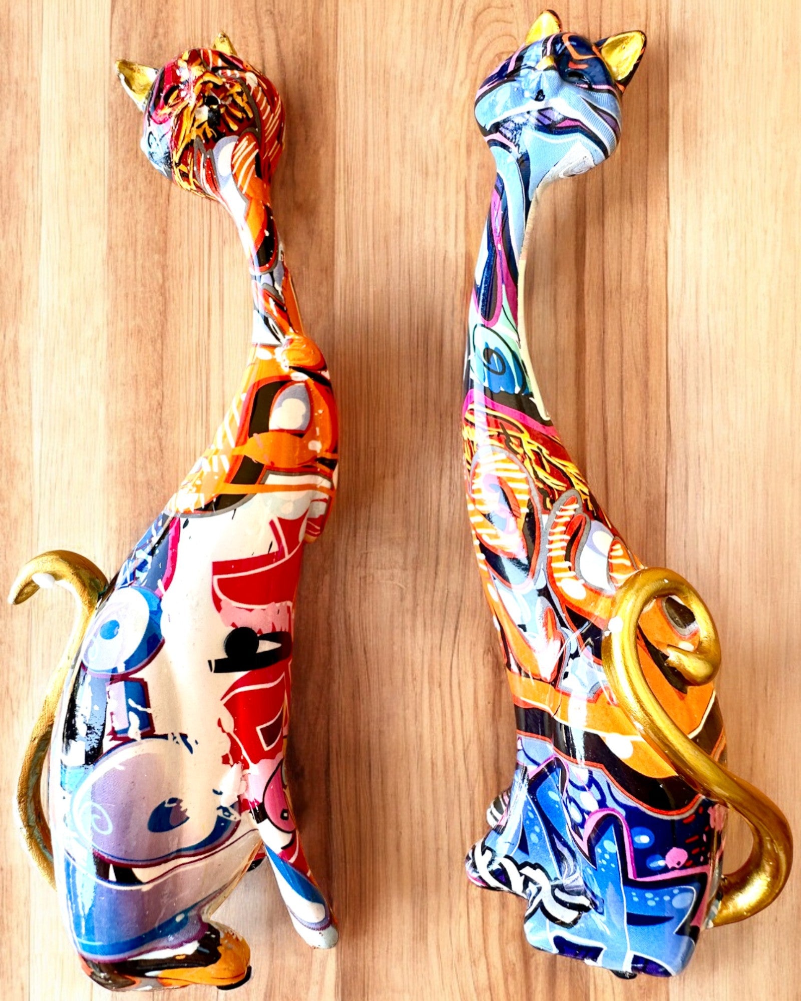 Abstraktní kočičí figurky "ArtCats", ručně malované, pryskyřice – 25 cm, 2 ks.