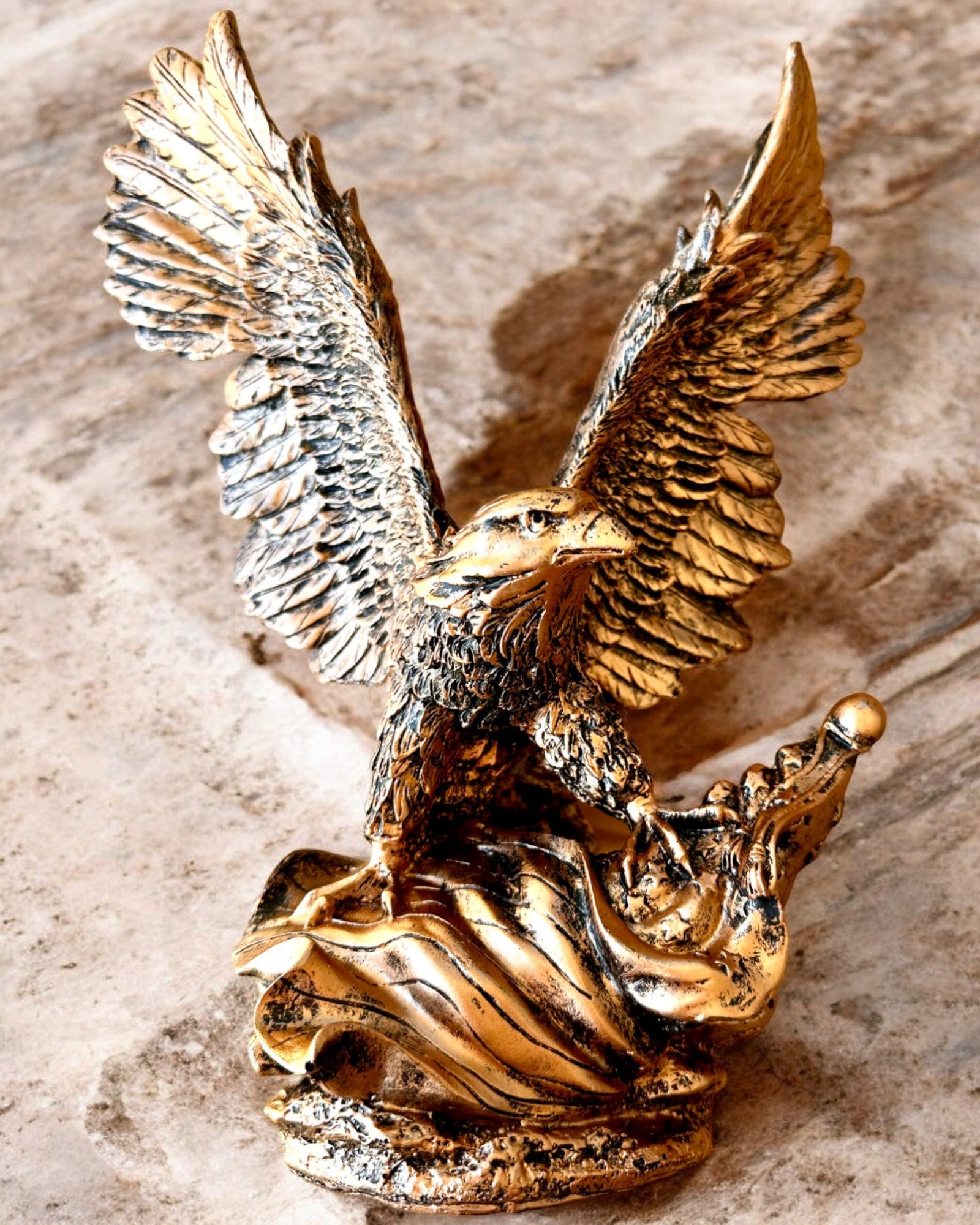 "Władca Wiatrów" - Escultura Retro de Águia em Estilo Vintage com Opção de Gravação