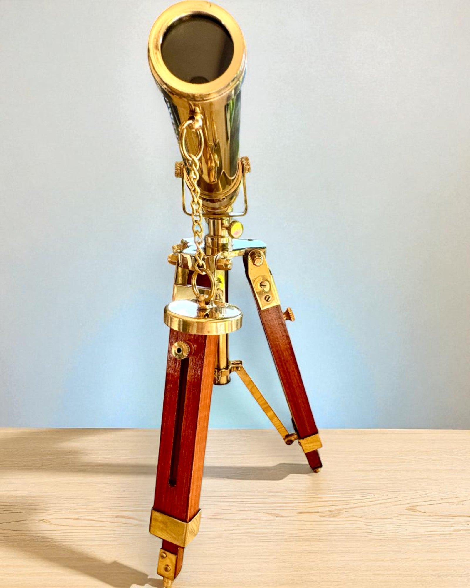 Debesu lode uz koka statīva 41 cm, iespēja personalizēt ar gravējumu kā dāvanu