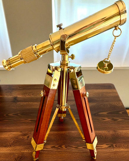 Debesu lode uz koka statīva 41 cm, iespēja personalizēt ar gravējumu kā dāvanu