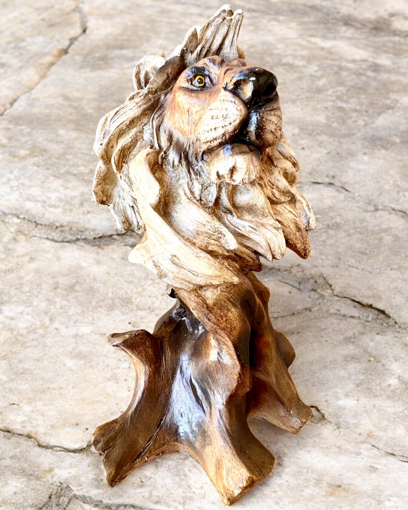 "Lion's Courage" - Resin Figurine, 28 cm tall, with engraving option for a gift