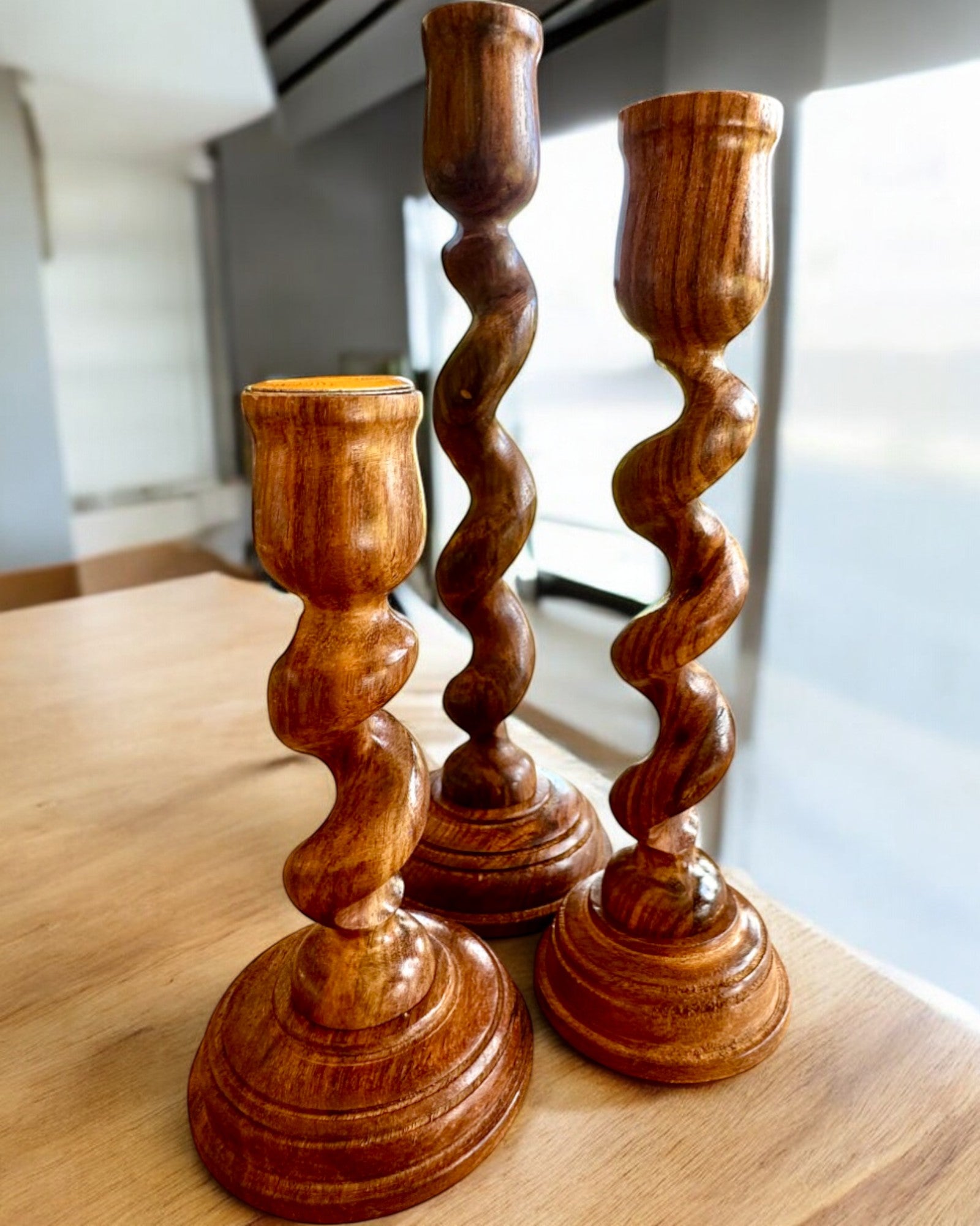 Conjunto de 3 castiçais "Luz Espiral" 25 cm de altura, possibilidade de personalização com gravação para presente