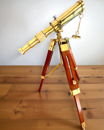 Debesu lode uz koka statīva 41 cm, iespēja personalizēt ar gravējumu kā dāvanu