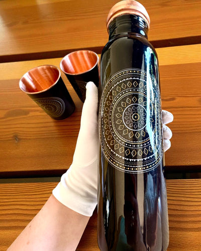 Conjunto de Cobre Mandala – Botella 1L + 2 Tazas en Estuche, posibilidad de personalización con grabado para regalo