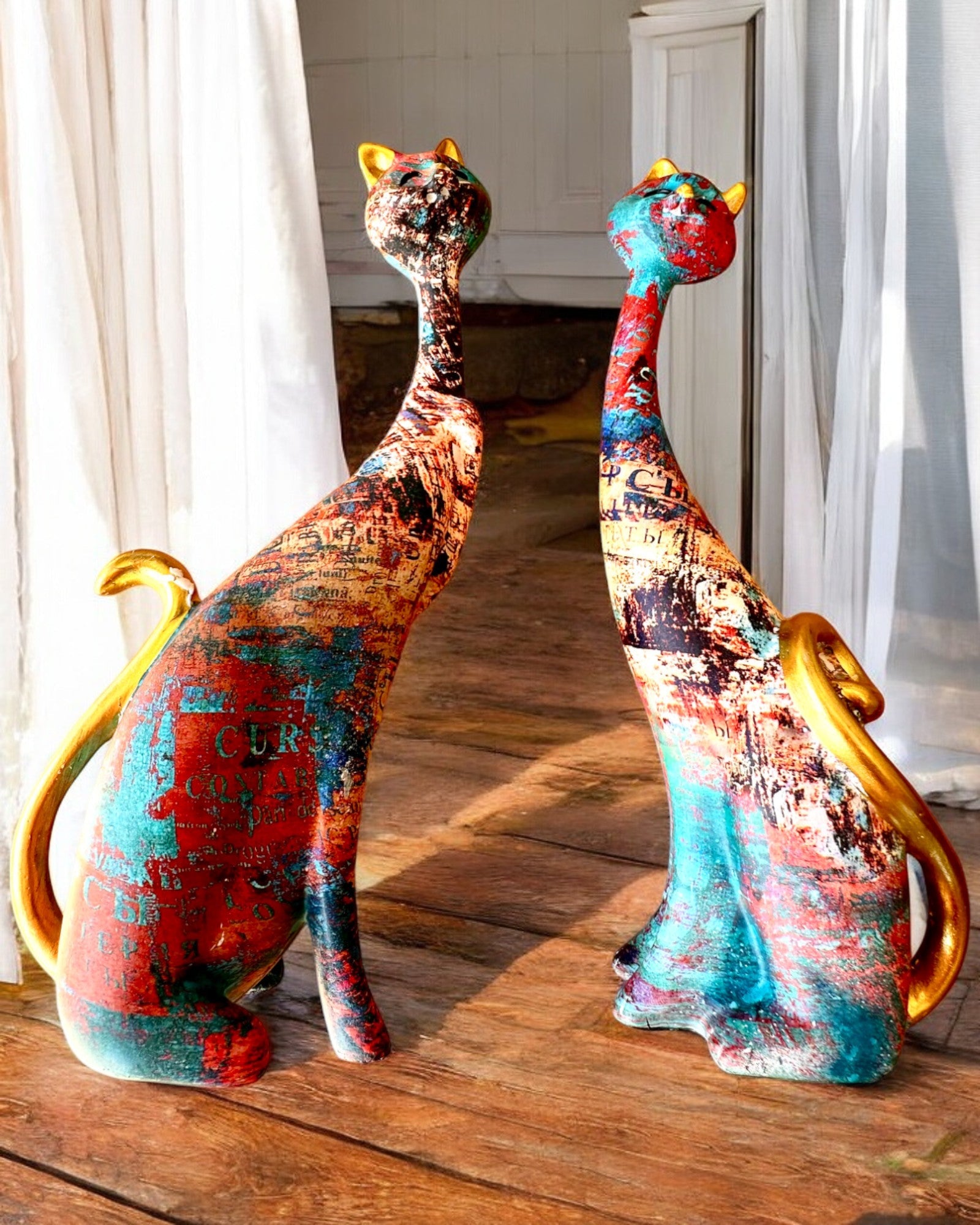 Abstraktní kočičí figurky "ArtCats", ručně malované, pryskyřice – 25 cm, 2 ks.