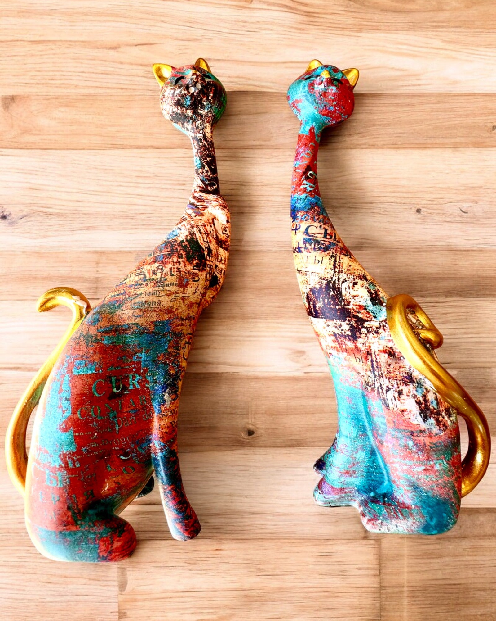 Abstraktní kočičí figurky "ArtCats", ručně malované, pryskyřice – 25 cm, 2 ks.