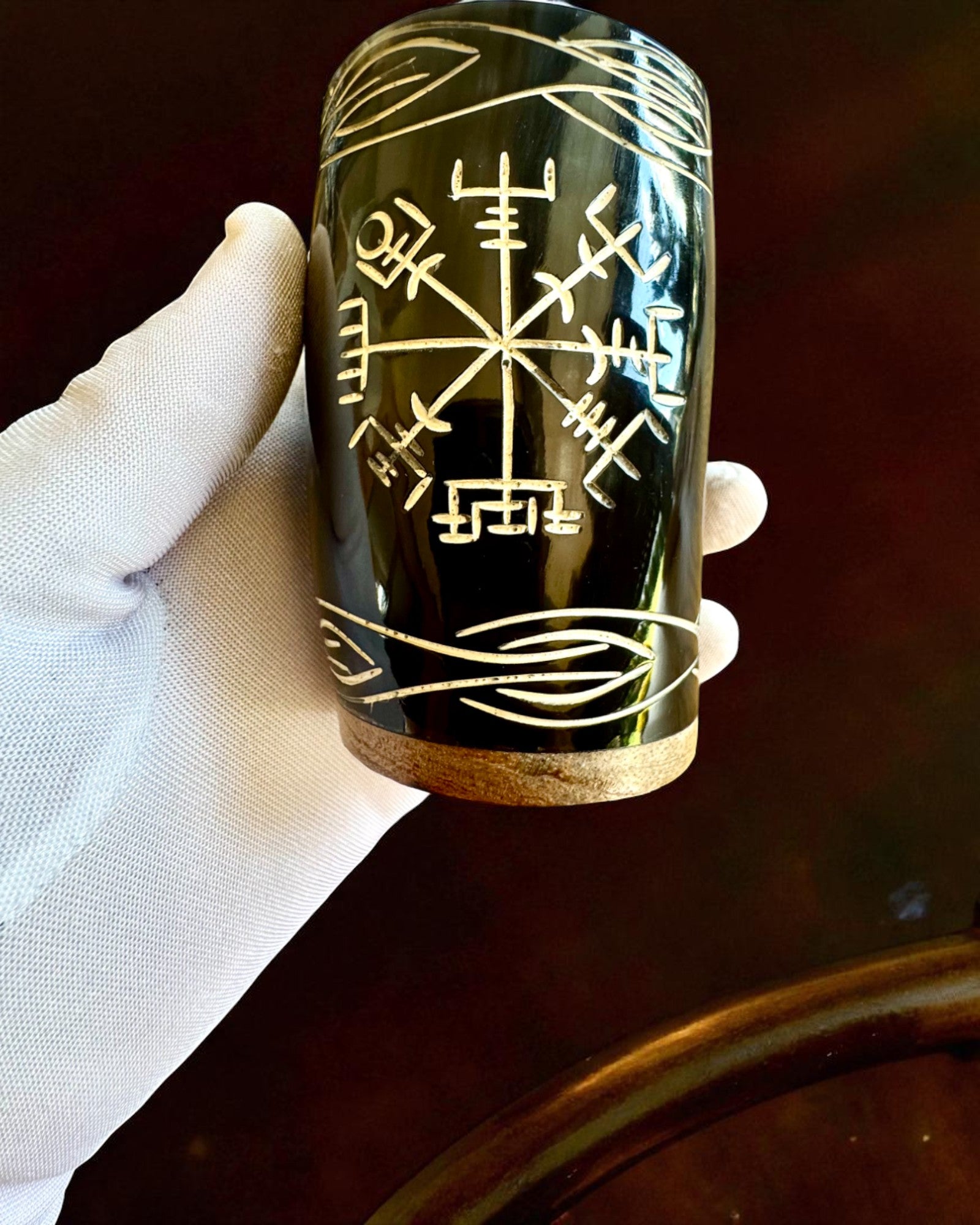 Valknut Ručně vyrobený malý hrnek z rohu buvola s nordickými symboly, možnost personalizace na dárek gravírováním