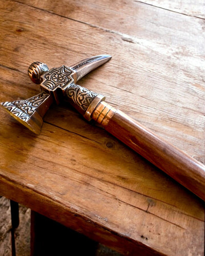 Vycházková hůl – VIKING s hlavicí ve tvaru válečného kladiva, možnost personalizace gravírováním jako dárek