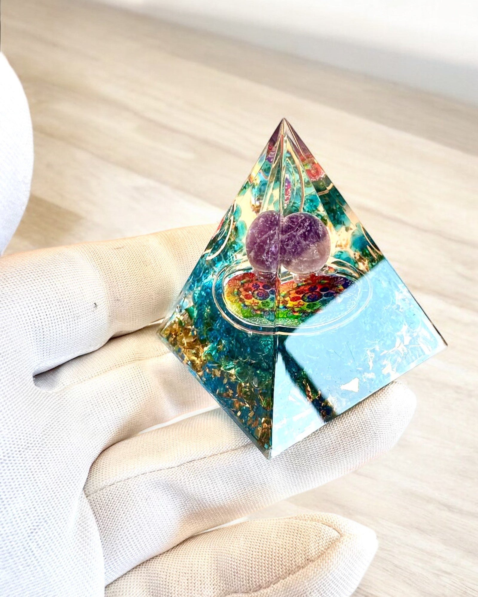 Pirâmide Energética orgonite "Mystic Aura"