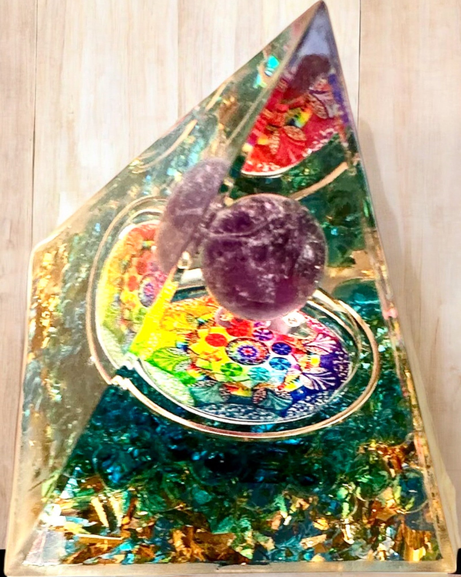 Pirâmide Energética orgonite "Mystic Aura"