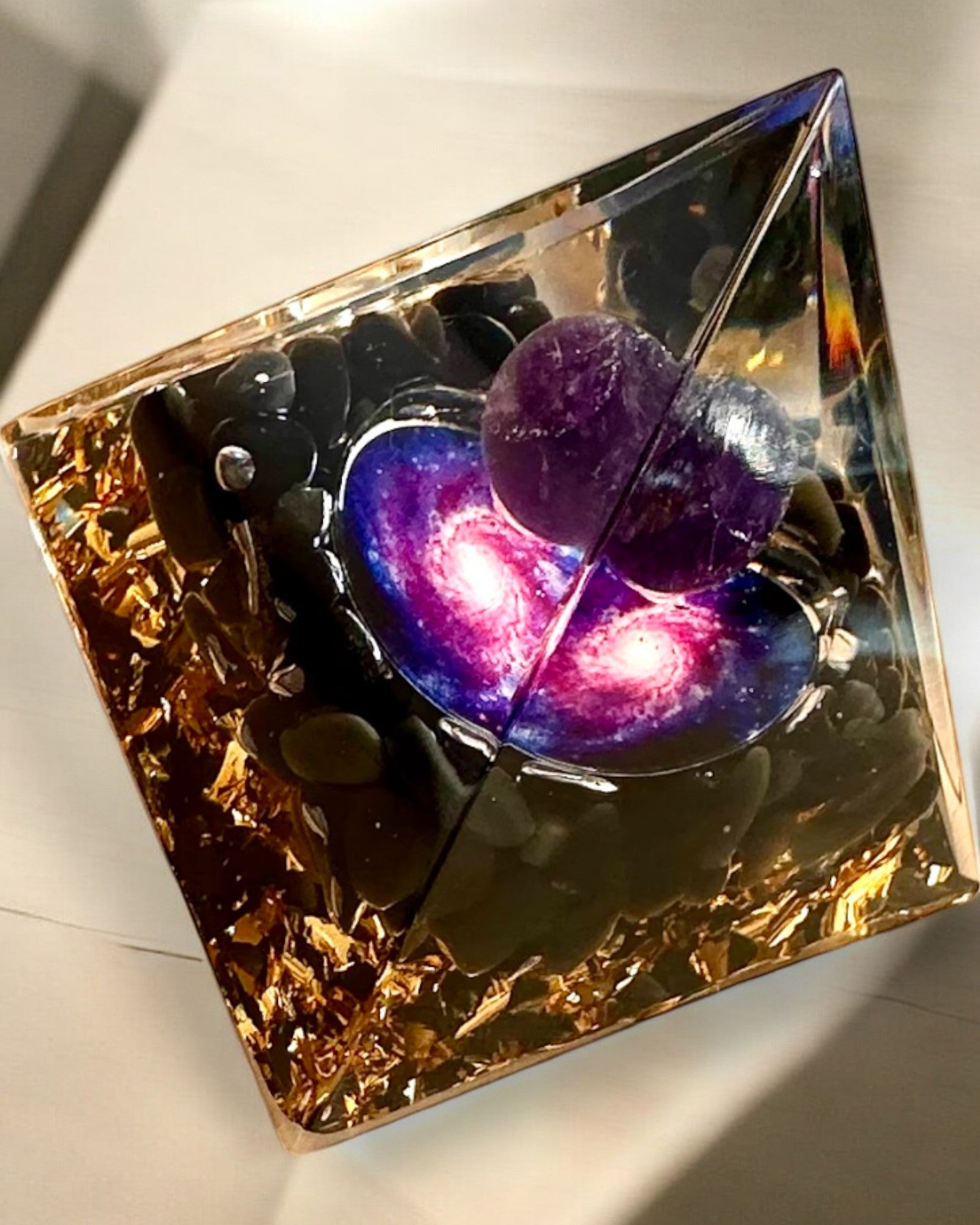 Pirâmide Energética orgonite de Energia Cósmica - Amuleto com Ametista e Limalhas