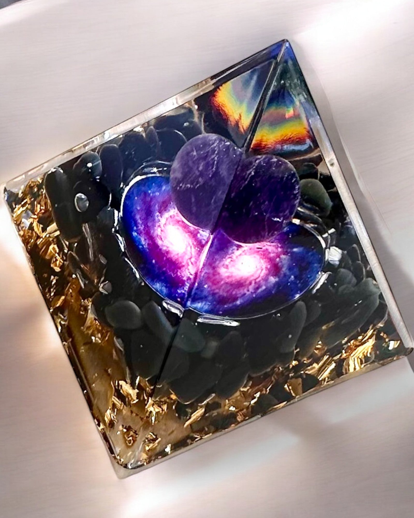 Pirâmide Energética orgonite de Energia Cósmica - Amuleto com Ametista e Limalhas