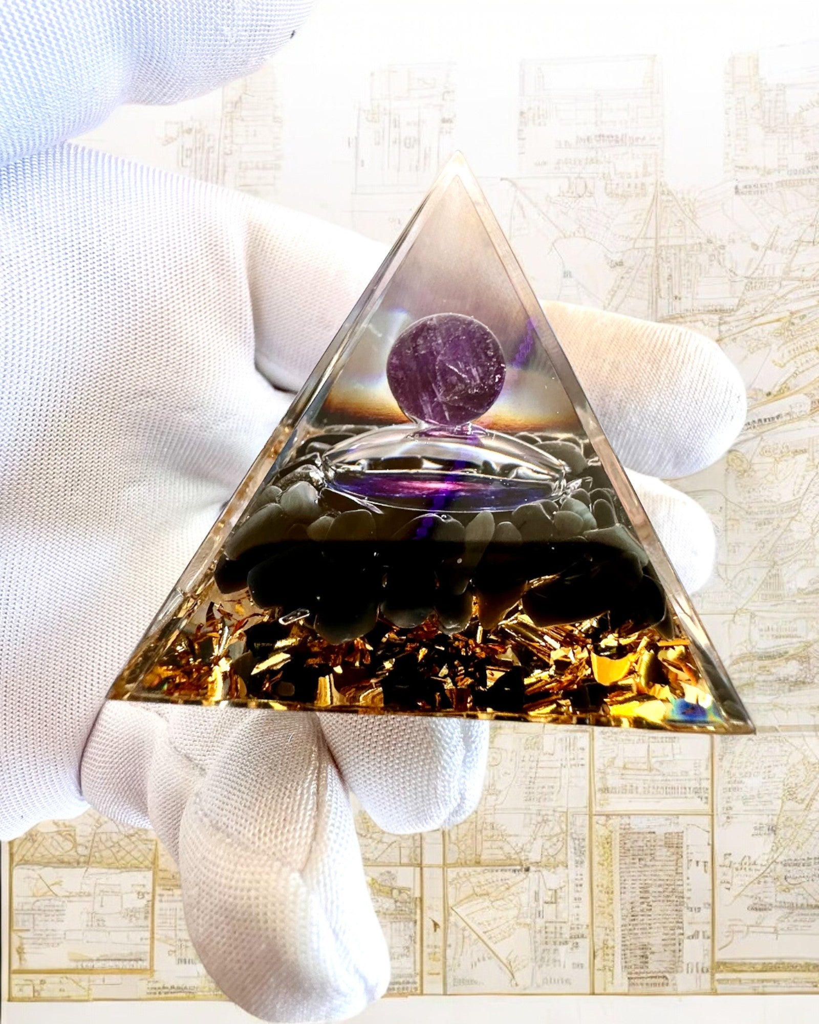 Pirâmide Energética orgonite de Energia Cósmica - Amuleto com Ametista e Limalhas