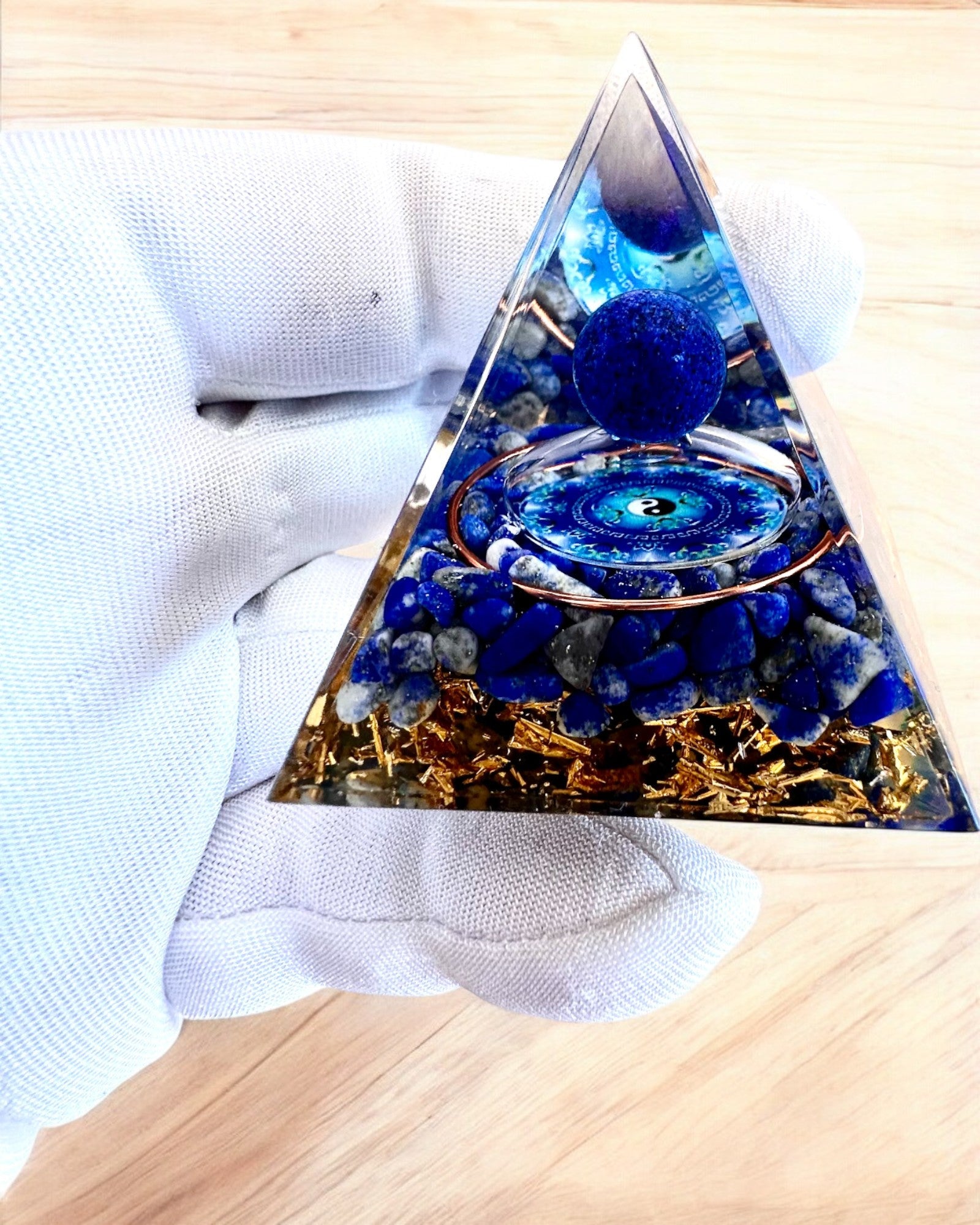Pirâmide Energética orgonite "Zenith" com Lápis-Lazúli, ideal para presente