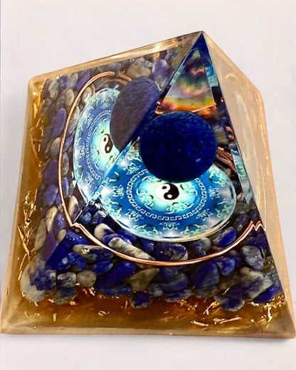 Pirâmide Energética orgonite "Zenith" com Lápis-Lazúli, ideal para presente
