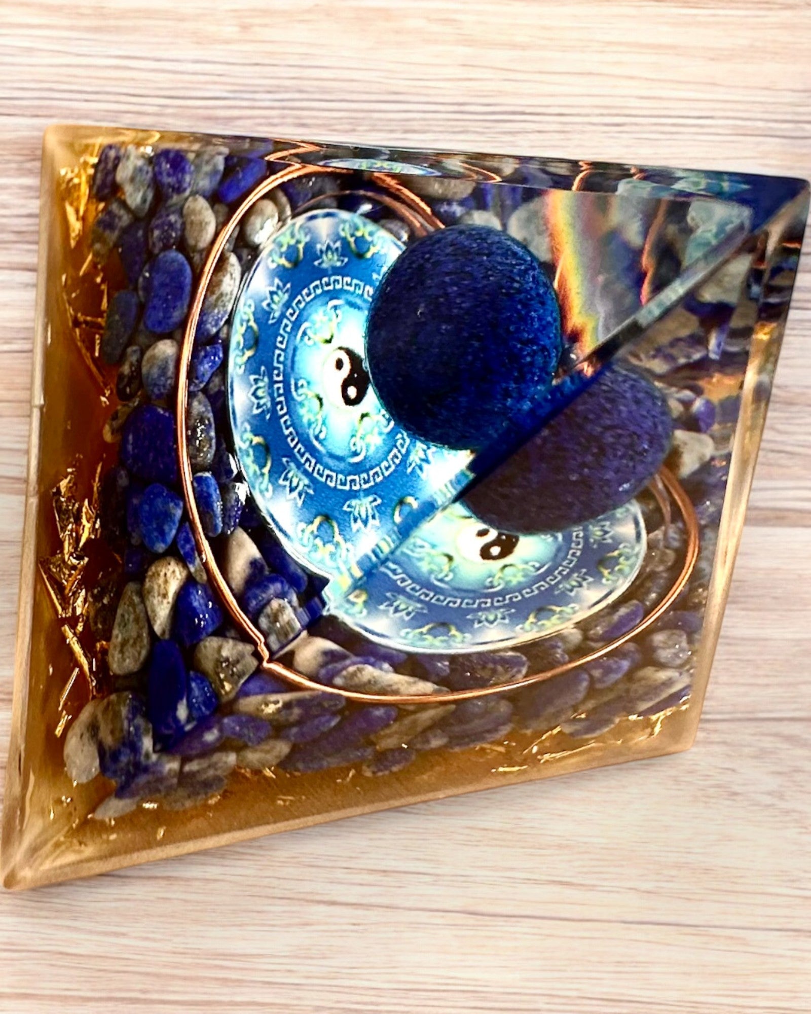 Pirâmide Energética orgonite "Zenith" com Lápis-Lazúli, ideal para presente