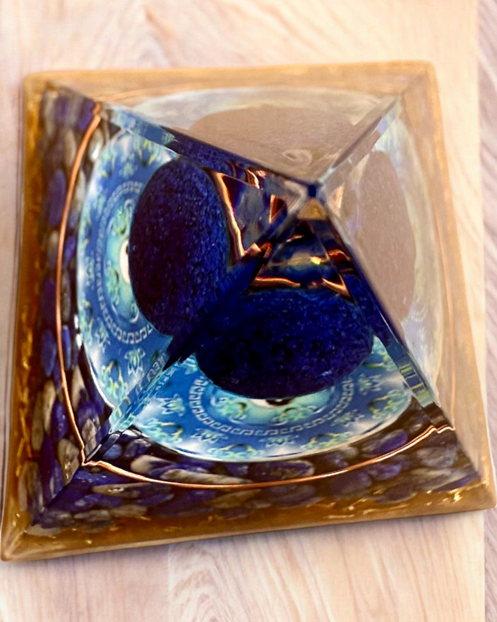 Pirâmide Energética orgonite "Zenith" com Lápis-Lazúli, ideal para presente