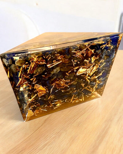 Orgonitová energetická pyramida "Zenith" s Lapis Lazuli, ideální jako dárek