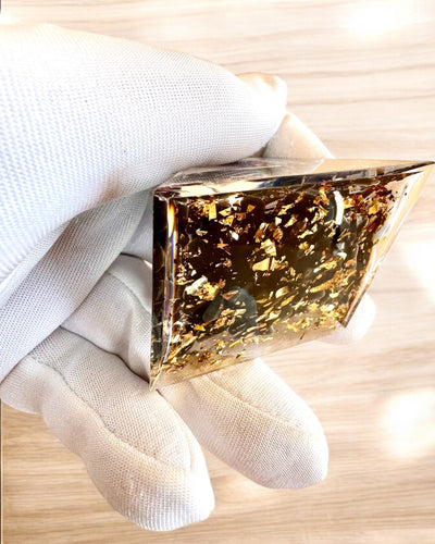 Orgoninė Kosminės Energijos piramidė - Amuletas su ametistu ir drožlėmis