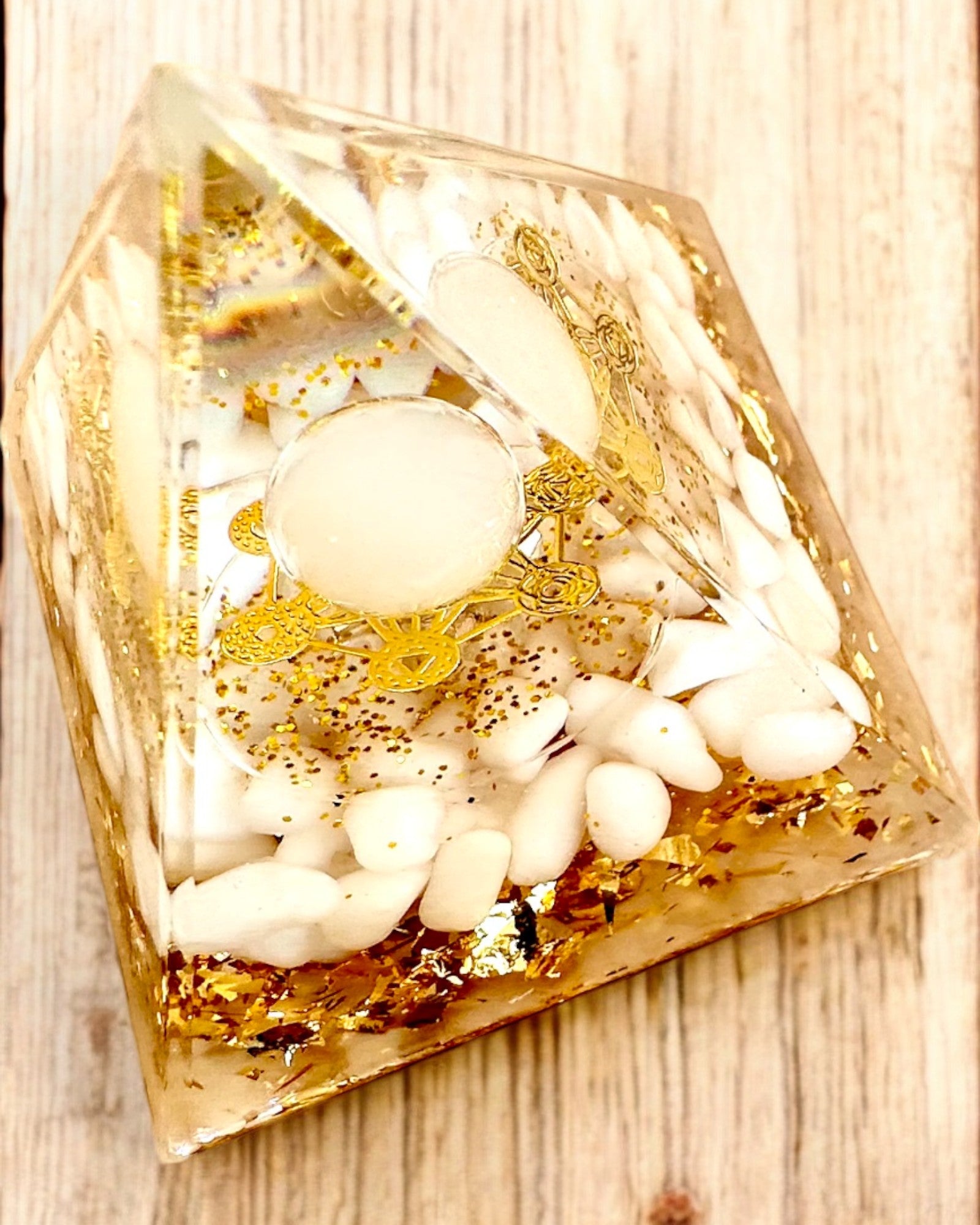Pirâmide Energética de Orgonite com Pedras Brancas - "Golden Harmony", ideal para presente