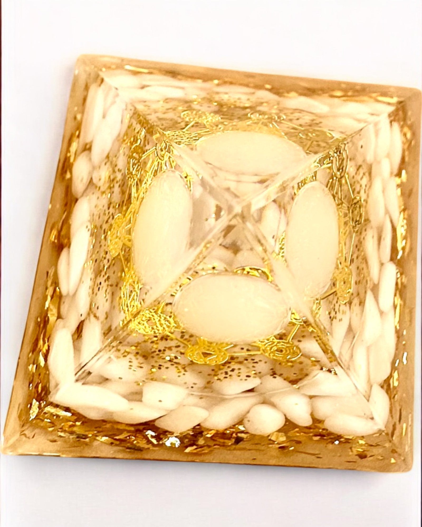Orgoninė energijos piramidė su baltais akmenimis - "Golden Harmony", puiki dovana