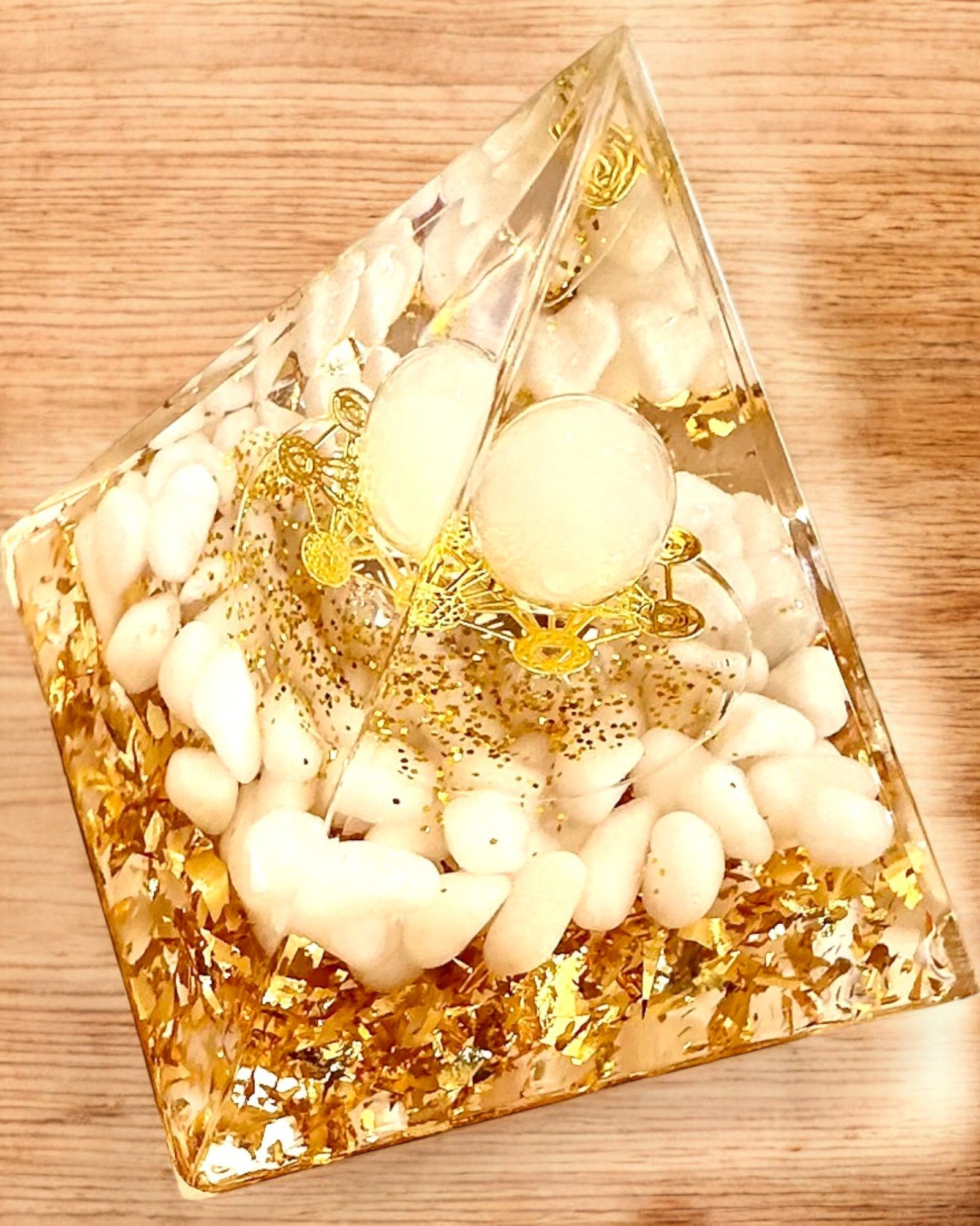 Pirâmide Energética de Orgonite com Pedras Brancas - "Golden Harmony", ideal para presente