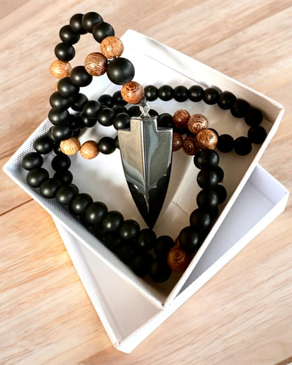 Šíp Síly – Náhrdelník s Černým Obsidiánem a Dřevěnými Korálky, s Možností Personalizace Gravírováním jako Dárek