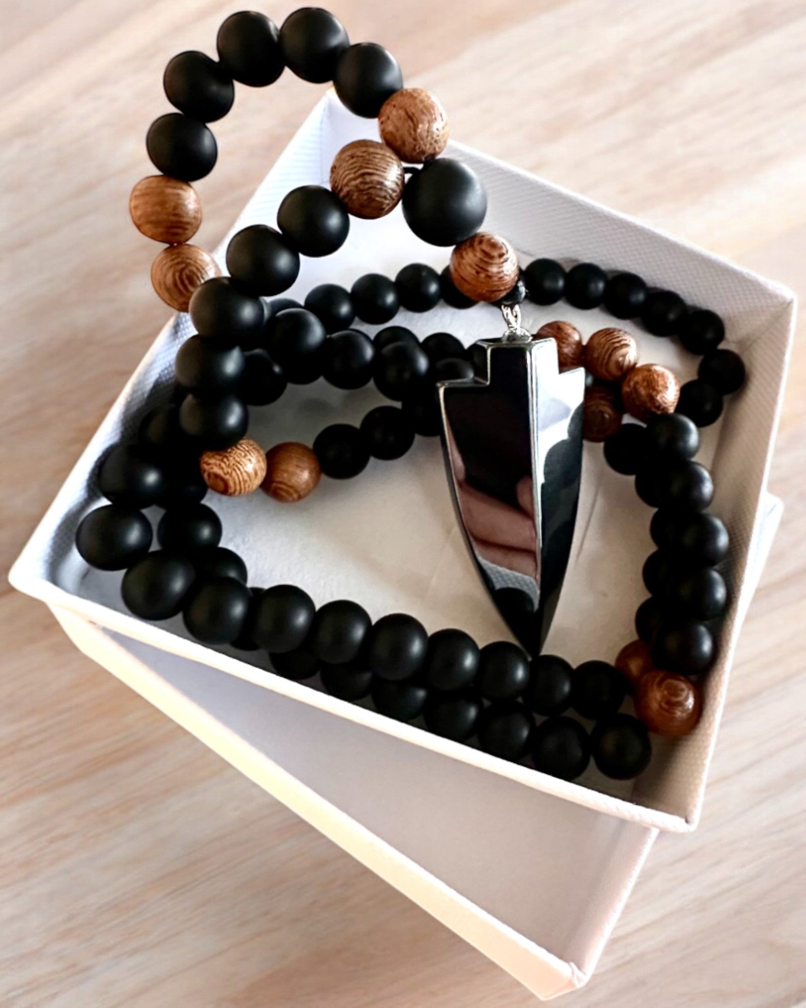 Strzała Mocy – Colar com Obsidiana Negra e Contas de Madeira, personalização com gravação para presente