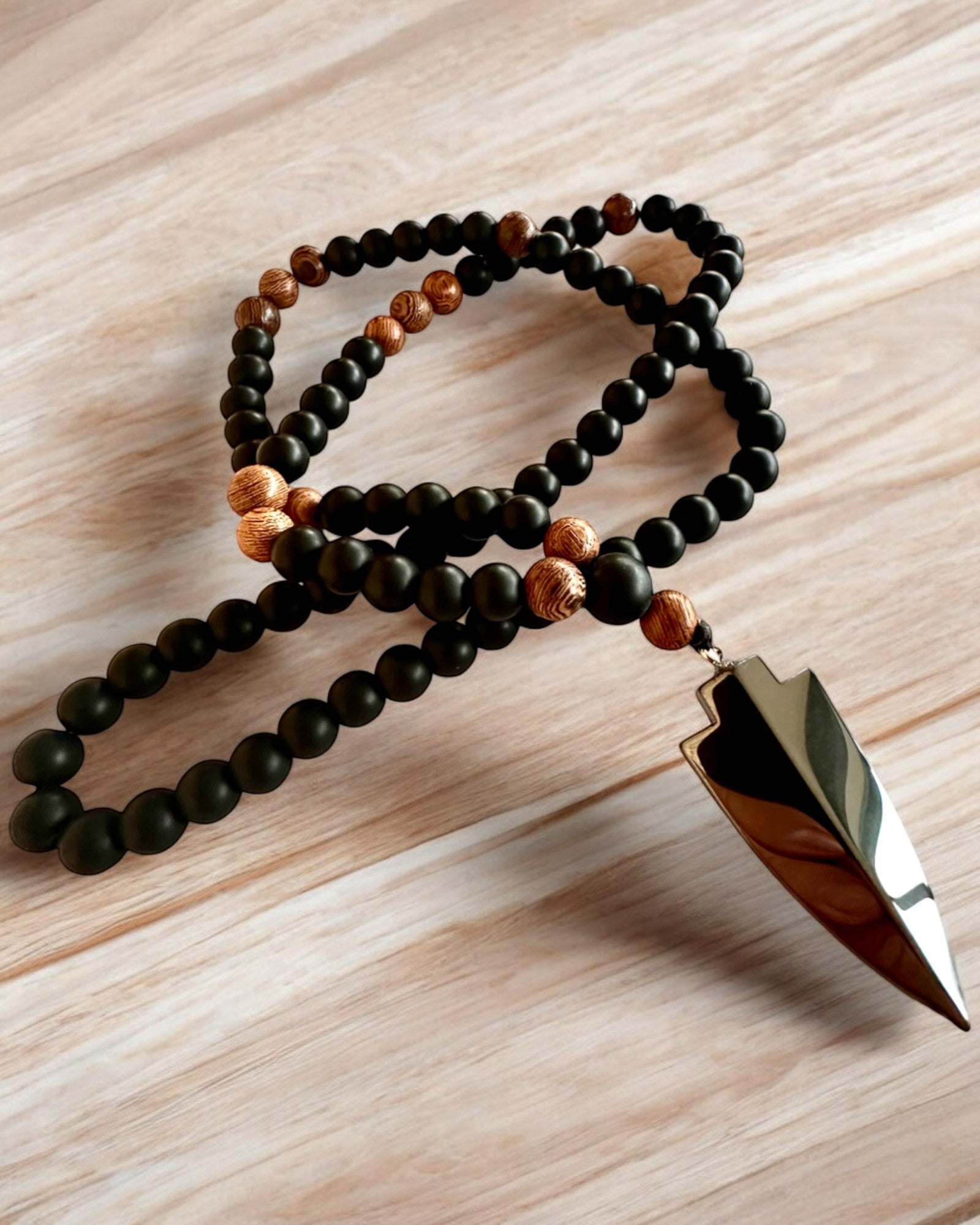 Strzała Mocy – Colar com Obsidiana Negra e Contas de Madeira, personalização com gravação para presente