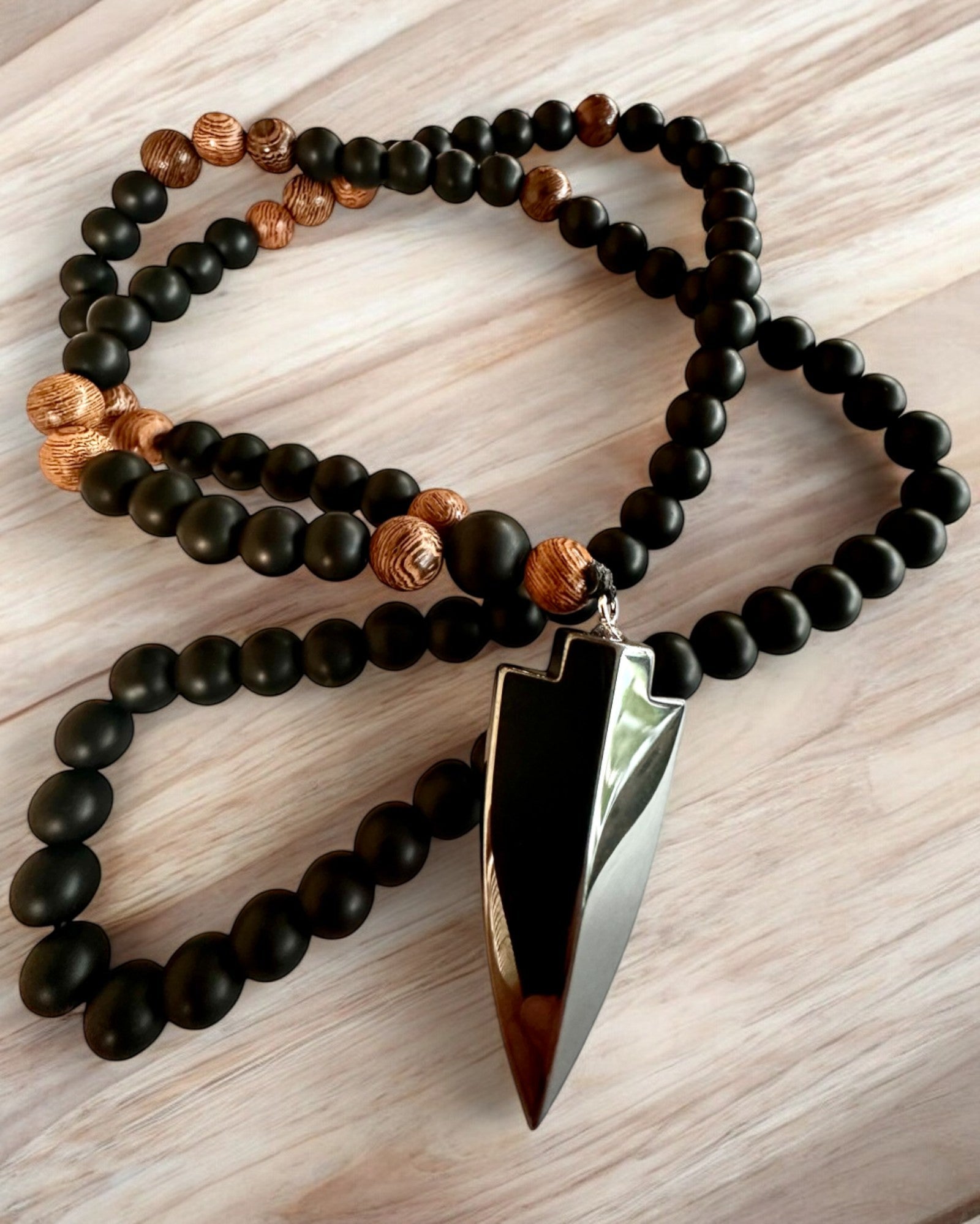 Strzała Mocy – Colar com Obsidiana Negra e Contas de Madeira, personalização com gravação para presente