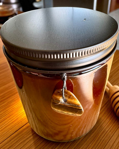 Intencinė žvakė Tigro Galia – Pasitikėjimas savimi ir gerovė, 250 ml, galimybė personalizuoti dangtelį dovanai