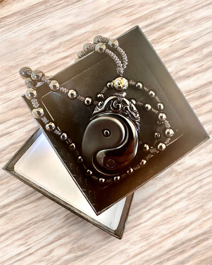Obsidijanski Amulet Yin Yang s Graviranjem - Harmonija i Zaštita, personalizacija gravurom za poklon