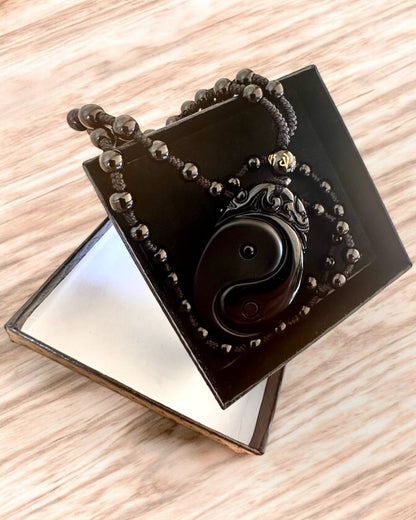Obsidijanski Amulet Yin Yang s Graviranjem - Harmonija i Zaštita, personalizacija gravurom za poklon