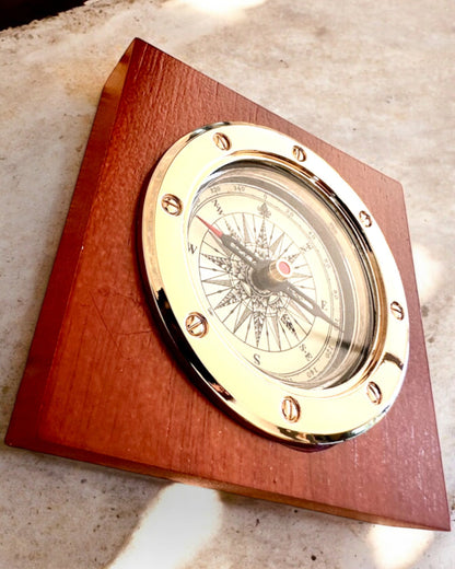 Bússola "Navigator2" - Elegância Clássica em Latão e Madeira, personalização com gravação para presente