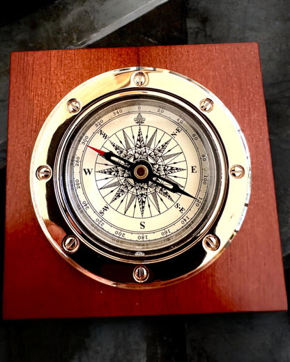 Bússola "Navigator2" - Elegância Clássica em Latão e Madeira, personalização com gravação para presente