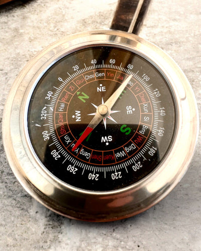 Kompas Feng Shui – Ocelová přesnost, personalizace gravírováním jako dárek
