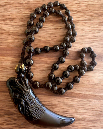 Jadeitinis Vilko Dantis - Jėgos ir Apsaugos Amuletas, galimybė personalizuoti graviravimu kaip dovaną