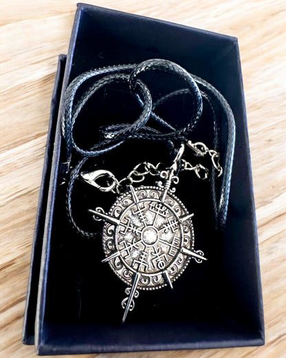 Amulet "Wojownik Północy" - Kompas Vikinga, mogućnost personalizacije gravurom za poklon, 2 varijante na izbor