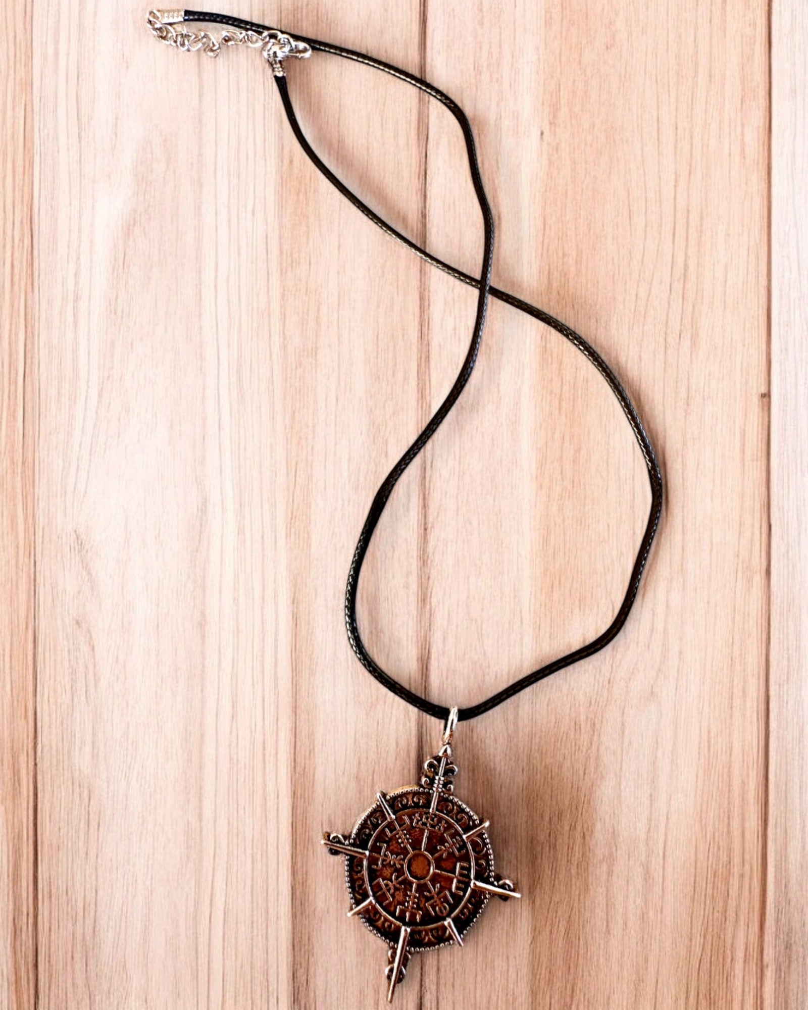 Amulet "Wojownik Północy" - Kompas Vikinga, mogućnost personalizacije gravurom za poklon, 2 varijante na izbor