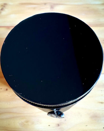 Intencionali sojų vaško žvakė Obsidianas – pasitikėjimas savimi ir vidinė stiprybė, 250 ml, galimybė personalizuoti dovanai