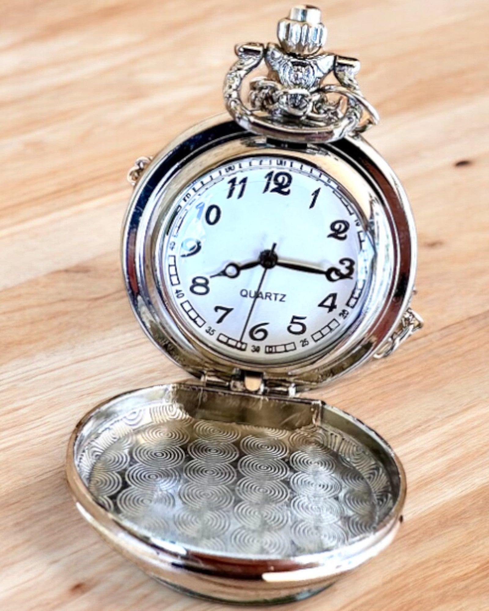 Кишеньковий годинник "CloverTime" з мотивом чотирилистої конюшини, можливість персоналізації гравіюванням на подарунок
