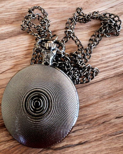 Kapesní Hodinky Lunar Wolf – Hodiny Měsíčního Vlka, možnost personalizace gravírováním jako dárek