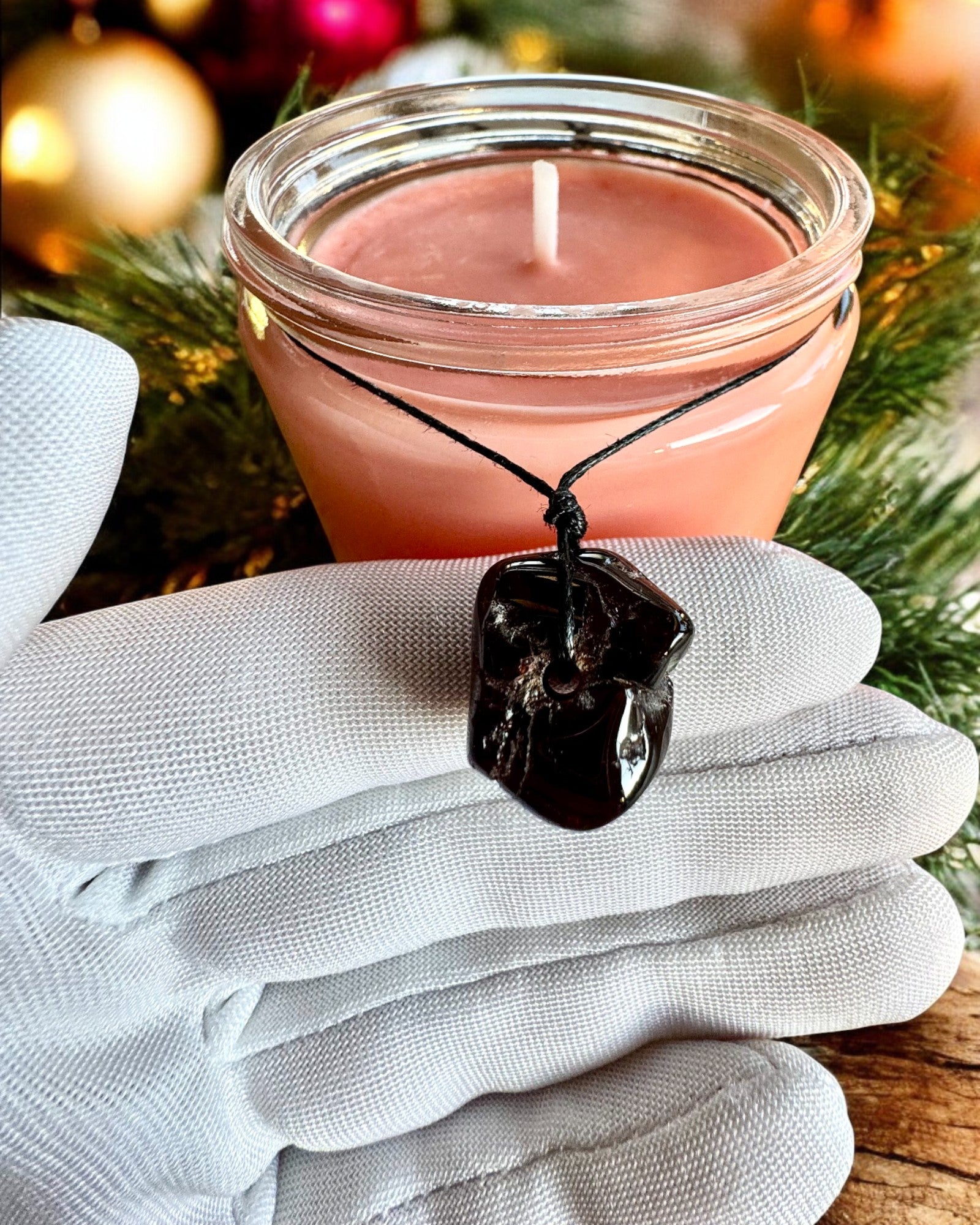 Intenční sójová svíčka 250 ml s přírodním kamenem – vyberte si svou energii: citrín nebo granát, personalizace gravírováním jako dárek