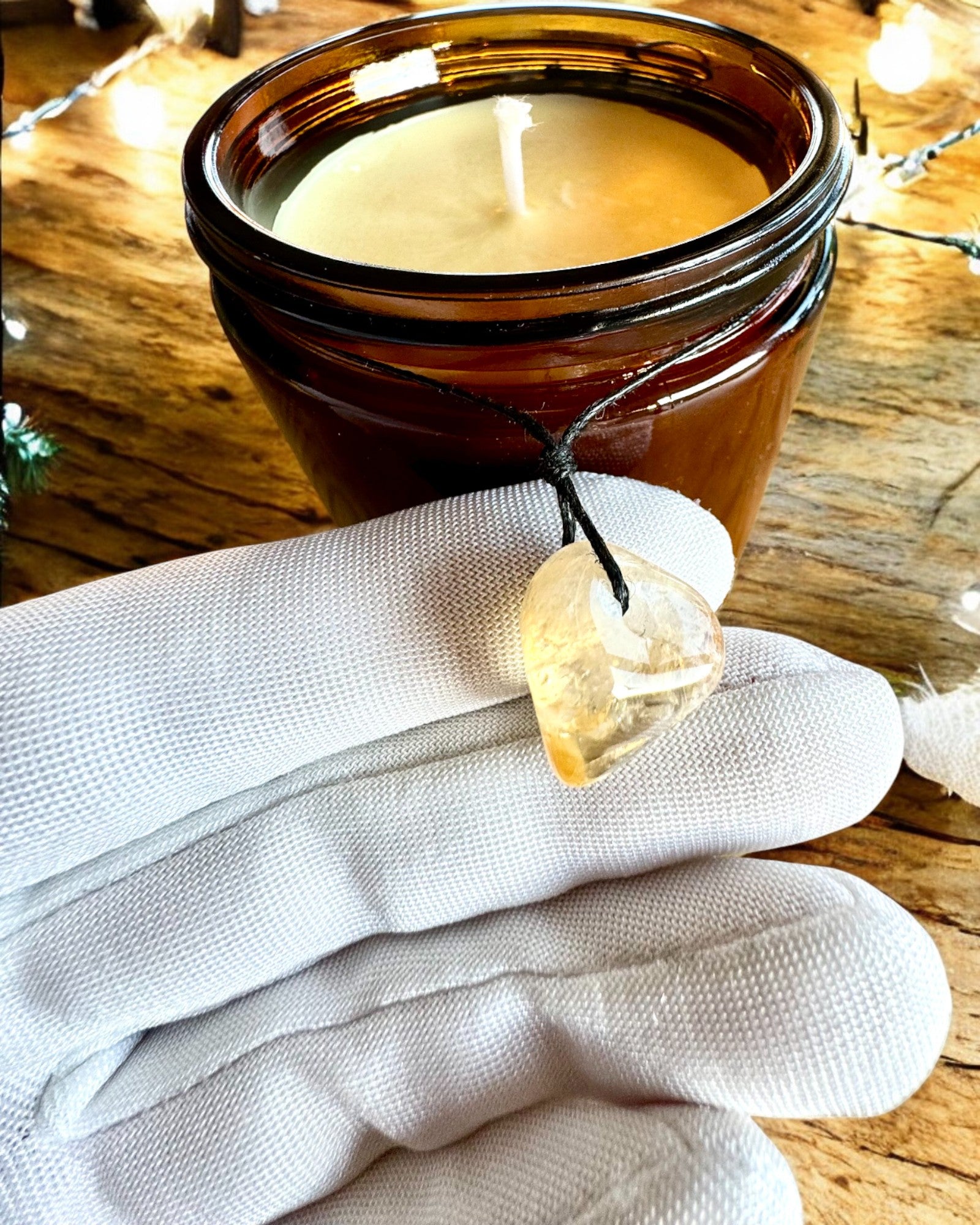 Соєва інтенційна свічка 250 мл з натуральним каменем – оберіть свою енергію: цитрин або гранат, персоналізація гравіюванням для подарунка