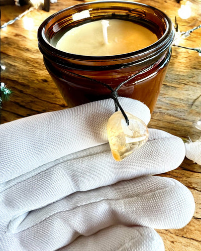 Intentional soy candle 250 ml with natural stone – choose your energy: Citrine or Garnet, personalized engraving for a gift