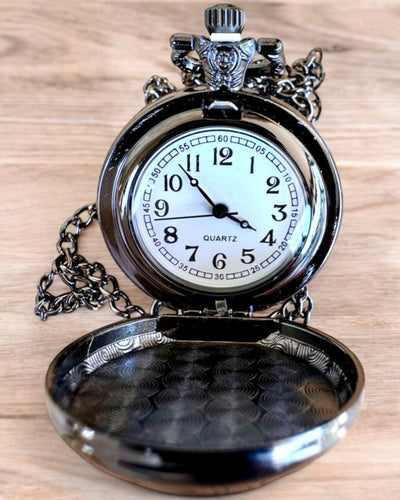 Kapesní Hodinky Lunar Wolf – Hodiny Měsíčního Vlka, možnost personalizace gravírováním jako dárek