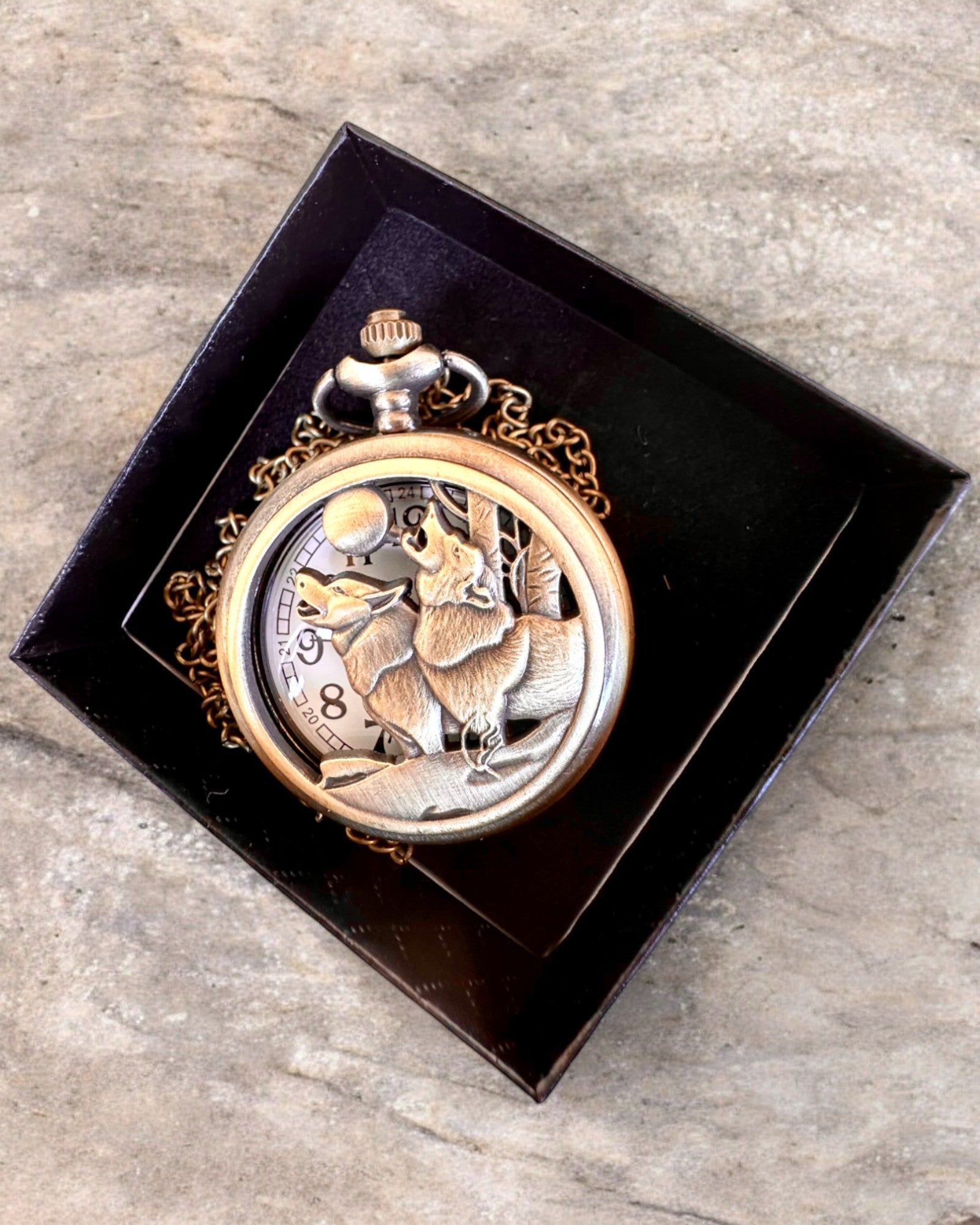 „Luna Wolf” – Stylové kapesní hodinky s vlky, možnost personalizace gravírováním jako dárek