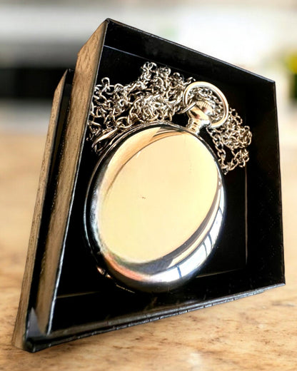 Elegante Relógio de Bolso "Clássico Temporal", cor prateada, possibilidade de personalização com gravação para presente