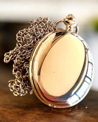 Elegante Relógio de Bolso "Clássico Temporal", cor prateada, possibilidade de personalização com gravação para presente